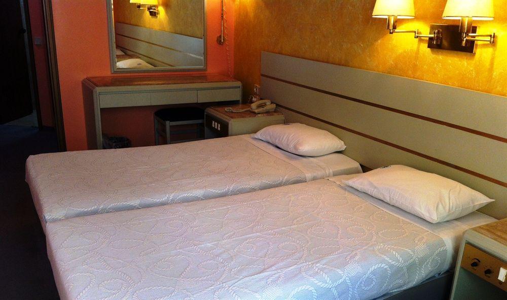 Hotel Mistral Пирей Экстерьер фото