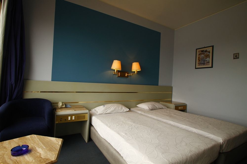 Hotel Mistral Пирей Экстерьер фото