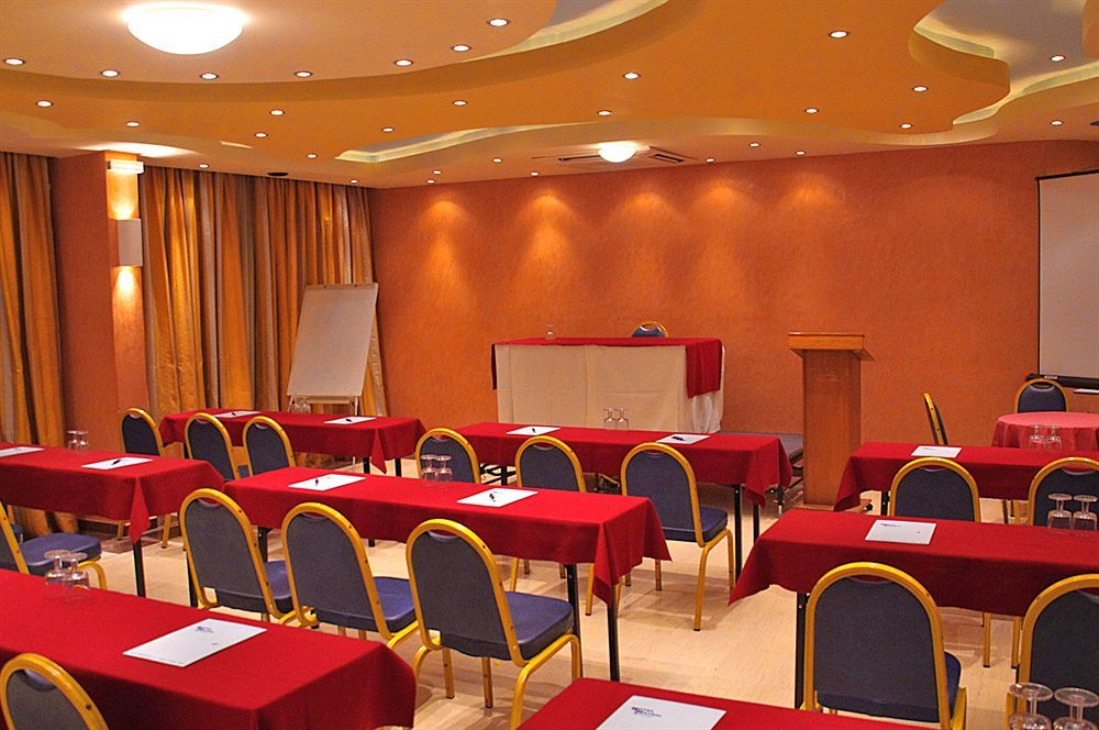 Hotel Mistral Пирей Экстерьер фото